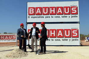 Imagen del momento de la colocación de la primera piedra de la tienda de Bauhaus en Mallorca, en 2012 (fotografía del Ayuntamiento de Marratxi).