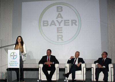 De izquierda a derecha: Carlota Gómez, directora de comunicación de Bayer Hispania; Rolf Deege, director general de Bayer CropScience Iberia; Rainer Krause, consejero delegado de Bayer Hispania y director general de Bayer HealthCare; y Jesús Loma-Ossorio, director general de Bayer MaterialScience Iberia.