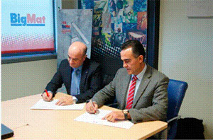 El presidente de BigMat, Lorenzo de la Villa (derecha), firma el acuerdo con Euronics.