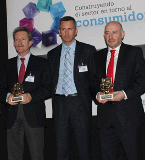 De izquierda a derecha, Carlos Pujana, director gerente de Izar; Carlos Torme, director de Desarollo de Mercado de AECOC; y Diego Luis Martín, director de Operaciones de Bricor.