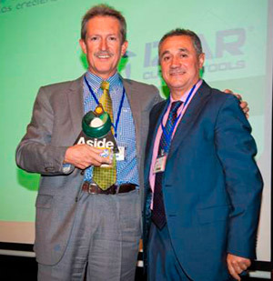 Carlos Pujana (izquierda) recibió el premio de manos de Pedro Durán, presidente de Aside.