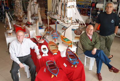 Los autores de las embarcaciones de madera con sus creaciones.