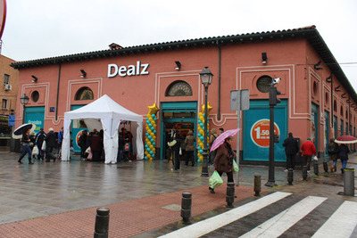 La tienda de Leganés se sitúa en una zona céntrica de la ciudad, enfrente de la Universidad. Para la inauguración, Dealz repartió perritos calientes entre sus clientes.