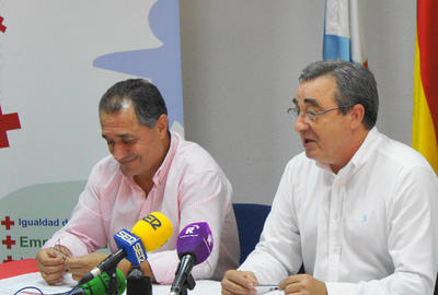 Pedro Durán, gerente de Ferretería Pedro Durán (izquierda), presentó ante los medios su iniciativa solidaria, junto al responsable de Cruz Roja en Talavera, Juan Carlos Santos.