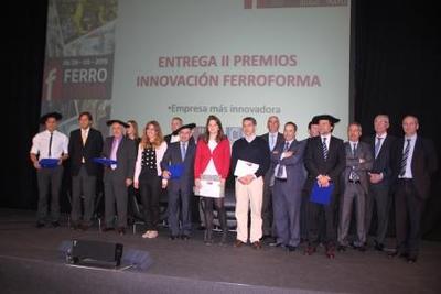 Los finalistas y premiados, junto al jurado y a directivos de Ferroforma.