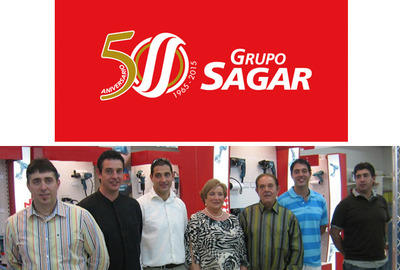La familia Saseta: los fundadores, en el centro, junto a sus cinco hijos varones, que configuran la segunda generación del negocio.