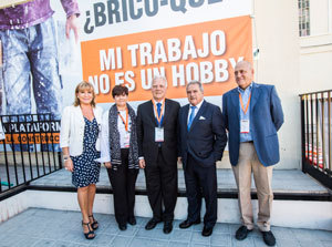 Felicidad Martínez (segunda por la izquierda), directora de La Plataforma de la Construcción, junto a Ricardo de Ramón (en el centro), delegado general de Saint-Gobain para España, Portugal, Marruecos, Argelia y Túnez.