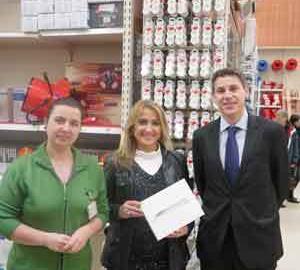André Mihaldinec, responsable DIY Ibérico de Legrand Group, junto a una de las ganadoras de la promoción y una empleada de Leroy Merlin.