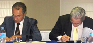 Pedro Durán, presidente de Aside, y Andreas Trautwein, gerente de E/D/E, durante la firma del acuerdo entre ambas organizaciones.