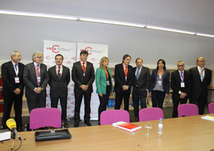 Los representantes de la Plataforma contra la Morosidad, junto a los portavoces de Economía de los grupos parlamentarios.
