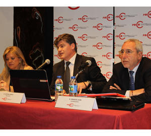 Antoni Cañete (centro), presidente de la Plataforma , junto a Pilar Vázquez y Francesc Acín, vicepresidentes de la entidad.