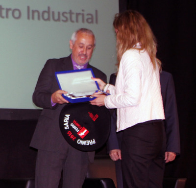 Eladio González, jefe de ventas de Urko, recogió el premio de manos de Arrate Tellaetxe, directora de Ferroforma.