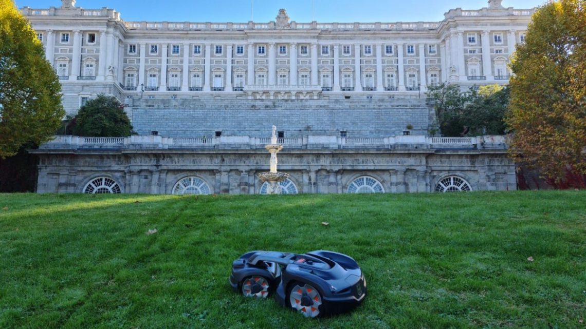 Robot cortacésped de Husqvarna en el Palacio Real