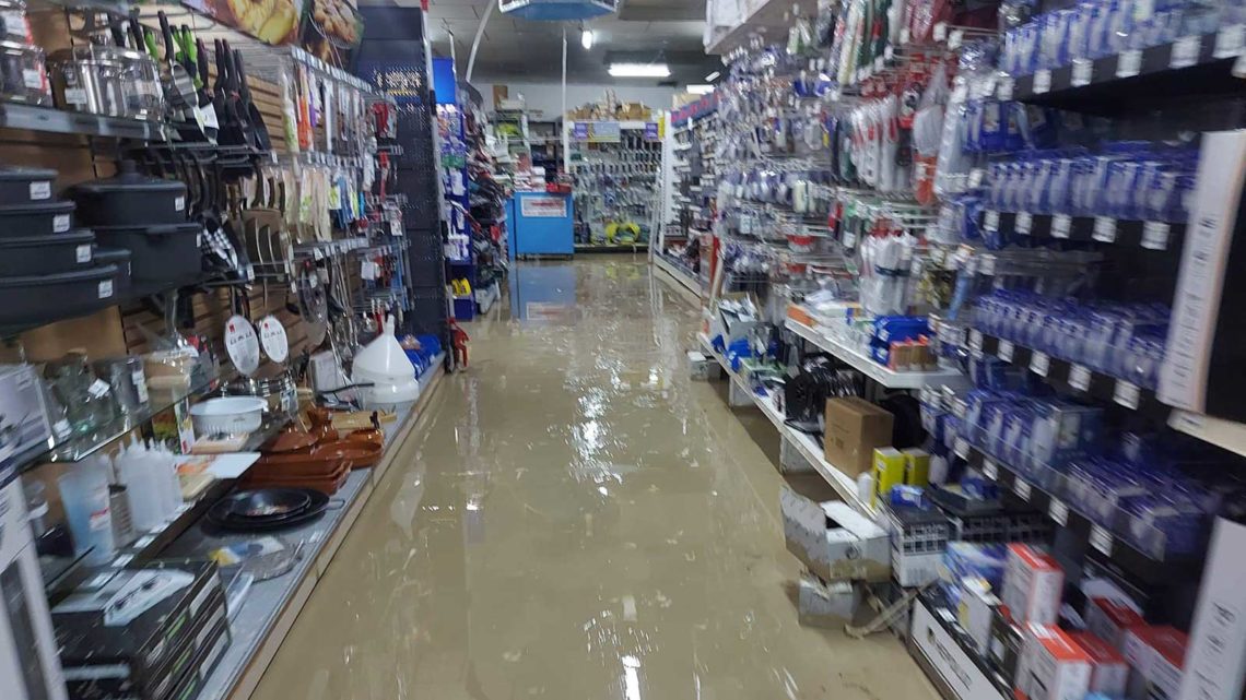 La tienda de Ferretería Aries se encuentra menos afectada, pero el agua penetró por todo el local.
