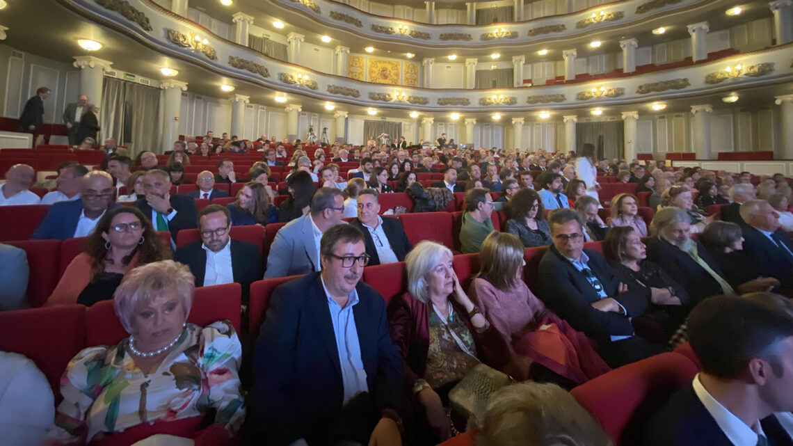 La primera parte de los actos conmemorativos por el aniversario de Las Rías se celebró en el teatro García Barbón, de Vigo.
