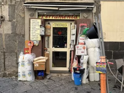 Ferreterías por el mundo: Nápoles, oficio, barrio y vida cotidiana